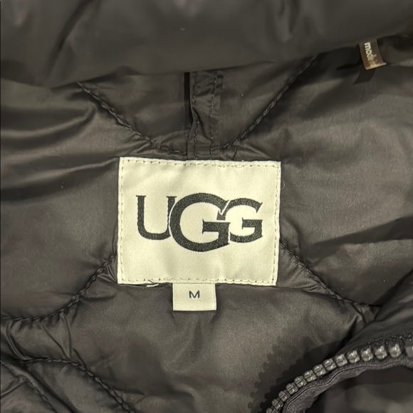 UGG Women’s Black Puffer Jacket. Never been worn. Size Medium. - Picture 4 of 4